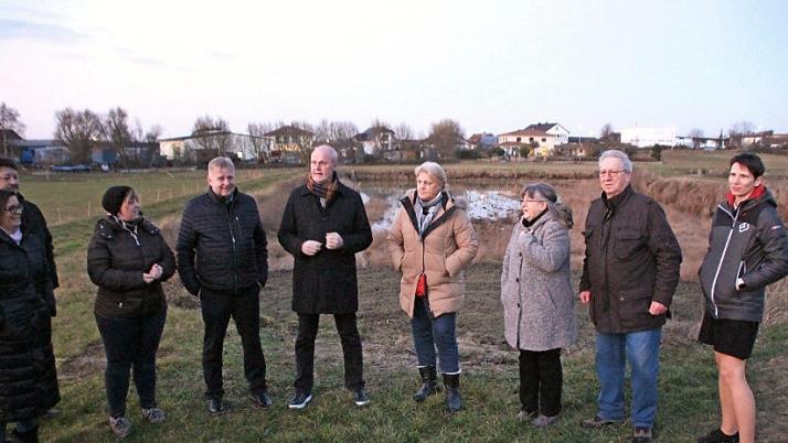 Vor der im aufgelassenen Weiher im Hintergrund geplanten Hundewiese diskutierten die Bauausschussmitglieder mit Antragstellerin Katja Kinscher (3.v.l.). Hinten links die eingezäunte Schafweide.  Foto: Andreas Dorsch