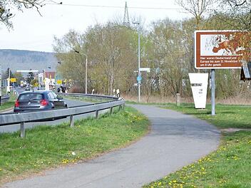 Ein Schild nahe der Gebrannten Brücke auf Neustadter Seite erinnert an die Zeit der Teilung Deutschlands. Manche sehen diese Zeit zurückgekehrt, weil in den beiden Freistaaten Thüringen und Bayern unterschiedliche Vorschriften in der Coronakrise erlassen wurden. Doch auch von Fake News ist in diesem Zusammenhang die Rede. Foto: Rainer Lutz