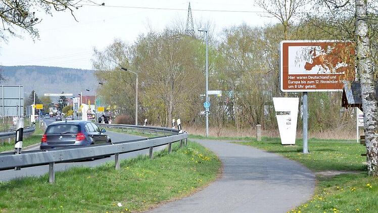 Ein Schild nahe der Gebrannten Brücke auf Neustadter Seite erinnert an die Zeit der Teilung Deutschlands. Manche sehen diese Zeit zurückgekehrt, weil in den beiden Freistaaten Thüringen und Bayern unterschiedliche Vorschriften in der Coronakrise erlassen wurden. Doch auch von Fake News ist in diesem Zusammenhang die Rede. Foto: Rainer Lutz
