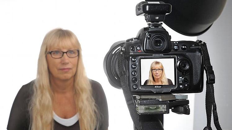 Passbilder werden derzeit noch per Papierabzug von den Fotostudios zu den Passämtern der Gemeinden übertragen. Foto: ProMedia
