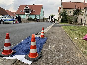 Transporter touchiert 72-J&auml;hrige auf Gehsteig: Frau schwebt in Lebensgefahr