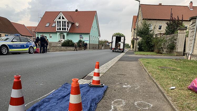 Transporter touchiert 72-J&auml;hrige auf Gehsteig: Frau schwebt in Lebensgefahr