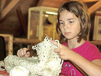 Beim Opa auf der Arbeit: Im Museums der "Alten Schäferei" hat Pauline Wöhner Wolle und Stricknadeln entdeckt. Fotos: Gabi Arnold