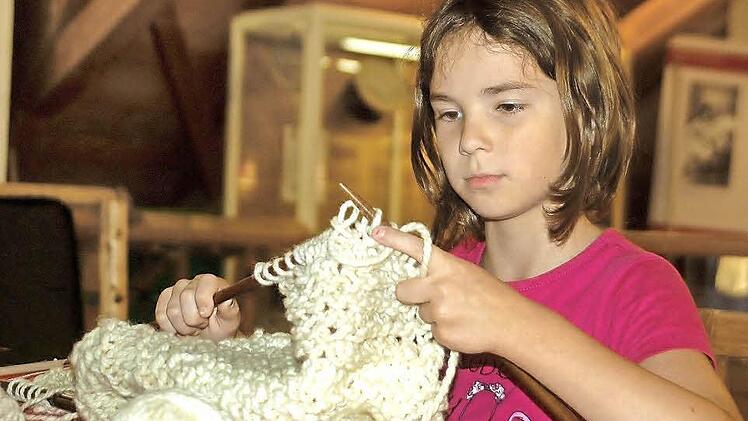 Beim Opa auf der Arbeit: Im Museums der "Alten Schäferei" hat Pauline Wöhner Wolle und Stricknadeln entdeckt. Fotos: Gabi Arnold