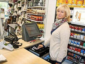 Verkäuferin Heidi Beier zeigt eine Kasse im Kaufhaus. Bei Stromausfall funktioniert zwar ein Notlicht, aber die Kassensysteme fallen aus.