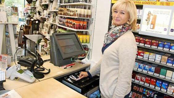 Verkäuferin Heidi Beier zeigt eine Kasse im Kaufhaus. Bei Stromausfall funktioniert zwar ein Notlicht, aber die Kassensysteme fallen aus.