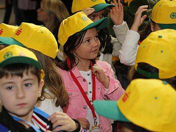 Für den Spätsommer und den Frühherbst ist das Basecap passend, das gestern verteilt wurde. Für die kalten Wintermonate gibt es auch Wollmützen, die man bei der Verkehrswacht erwerben kann. Foto:Matthias Hoch