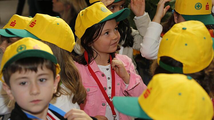 Für den Spätsommer und den Frühherbst ist das Basecap passend, das gestern verteilt wurde. Für die kalten Wintermonate gibt es auch Wollmützen, die man bei der Verkehrswacht erwerben kann. Foto:Matthias Hoch