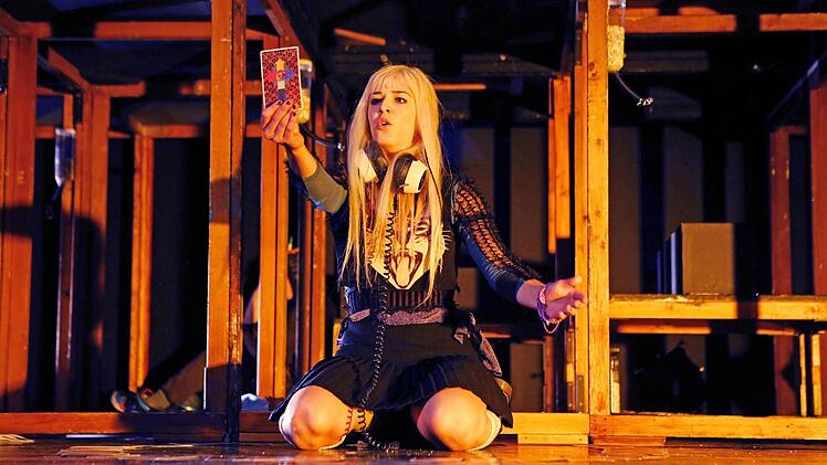 Uraufführung in Coburg: Szene aus "Klassenkämpfe" von Ruth Johanna Benrath.Foto: Henning Rosenbusch