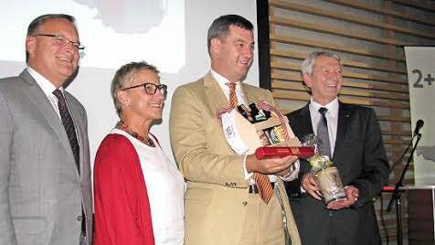 Und er ging mit regionalen Spezialitäten als Geschenk aus der Regionalkonferenz der Wirtschaftsregion Bamberg-Forchheim.  Foto: Werner Baier