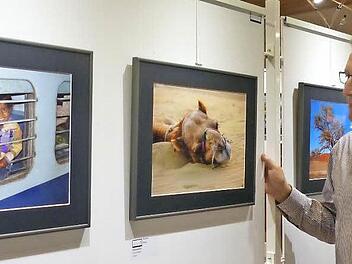 Norbert Biener vor zwei Lieblingsmotiven: Aufgenommen hat der Zeiler die beiden Bilder in Indien. Sie waren in der Ausstellung ebenso zu sehen 137 weitere Fotos.  Foto: Klaus Schmitt