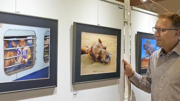 Norbert Biener vor zwei Lieblingsmotiven: Aufgenommen hat der Zeiler die beiden Bilder in Indien. Sie waren in der Ausstellung ebenso zu sehen 137 weitere Fotos.  Foto: Klaus Schmitt
