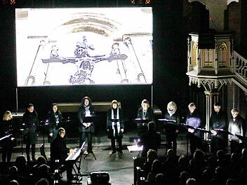 Das TonArt-Vokalensemble, Egmont Gabler am Klavier und Günter Karittke mit seinen Bildprojektionen waren am Karfreitag die Mitwirkenden bei der Aufführung von Franz Liszts "Via crucis" in der fast ganz dunklen Petrikirche. Die Leitung hatte Kirchenmusikdirektor Ingo Hahn.  Foto: Klaus Klaschka