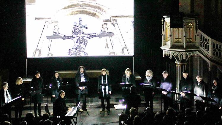 Das TonArt-Vokalensemble, Egmont Gabler am Klavier und Günter Karittke mit seinen Bildprojektionen waren am Karfreitag die Mitwirkenden bei der Aufführung von Franz Liszts "Via crucis" in der fast ganz dunklen Petrikirche. Die Leitung hatte Kirchenmusikdirektor Ingo Hahn.  Foto: Klaus Klaschka