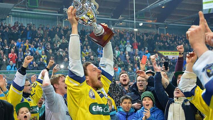 Ein würdiger Meister: Löwen-Kapitän Max Kaltenhauser, der im entscheidenden Match zum Zuschauen verdammt war, reißt im Jubelsturm den Meisterpokal hoch.