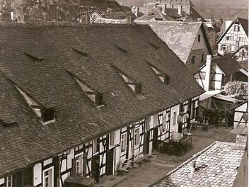 Das Zeughaus in Forchheim wurde 1968 für den Bau einer Schulturnhalle abgebrochen. Nach Abzug der Kriegsgefangenen diente es als Notunterkunft  Foto: Archiv Harald Schmidt