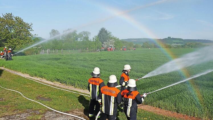 Löschen unterm Regenbogen: Die Zusammenarbeit der Feuerwehren - wie hier mit Ober- und Unterbrunn an der Spritze - war bei der ersten Übung der Alarmierungseinheit vorbildlich. Fotos: Berthold Köhler