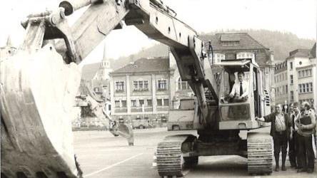 Erster Spatenstich am 22. August 1979 - OB Erich Stammberger bedient den Bagger. Foto: Archiv Stephan Tiroch