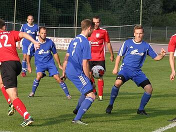 Der Pfarrweisacher Florian Pecht wird umringt, behauptet aber den Ball. Foto: Wolfgang Dietz
