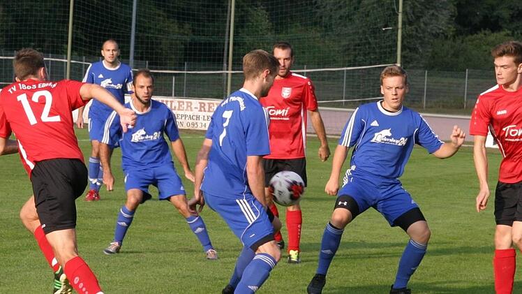Der Pfarrweisacher Florian Pecht wird umringt, behauptet aber den Ball. Foto: Wolfgang Dietz