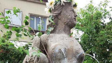 "Unne Sch&ouml;nsta" hei&szlig;t sie in Wei&szlig;enbrunn: Am Pfingstsonntag steht die "Jungferk&auml;ttl" mit ihrem Brunnen wieder im Mittelpunkt von besonderen Feierlichkeiten. Im Rahmen eines Fr&uuml;hschoppens lassen viele G&auml;ste das &uuml;ber drei Jahrhunderte alte Wahrzeichen hochleben.  Foto: pr