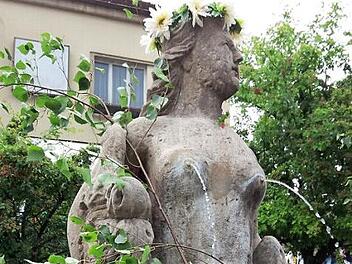 "Unne Schönsta" heißt sie in Weißenbrunn: Am Pfingstsonntag steht die "Jungferkättl" mit ihrem Brunnen wieder im Mittelpunkt von besonderen Feierlichkeiten. Im Rahmen eines Frühschoppens lassen viele Gäste das über drei Jahrhunderte alte Wahrzeichen hochleben.  Foto: pr