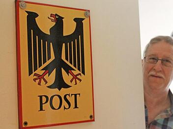 Aspekte des Postalischen sind eben sein Hobby. Das erkennt man bei Matthias Müller schon an der Tür zu seinem Arbeitszimmer, an der ein Postamtsschild prangt. Fotos: Markus Häggberg