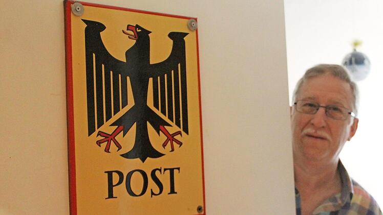Aspekte des Postalischen sind eben sein Hobby. Das erkennt man bei Matthias Müller schon an der Tür zu seinem Arbeitszimmer, an der ein Postamtsschild prangt. Fotos: Markus Häggberg