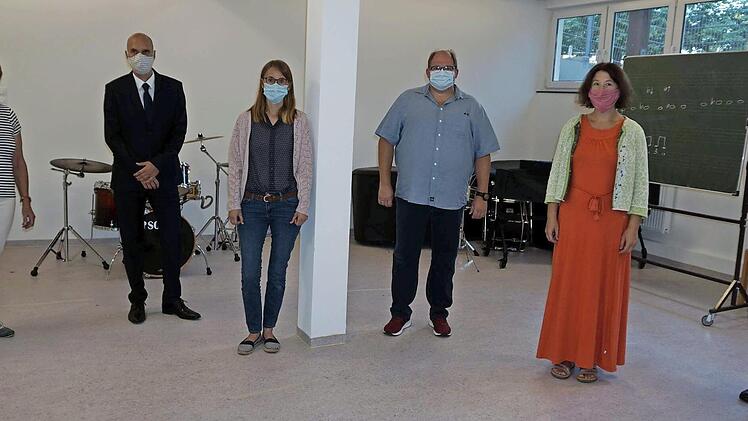 Über die Fertigstellung der Räume freien sich Cäcilia Paulus, Bürgermeister Jürgen Jäkel, Karolin Katona, Gerhard Leipold und Sandra Ebersberger von der Jugendkapelle sowie Bürgermeister Rudolf Riedel (von links). Fotos: Richard Sänger