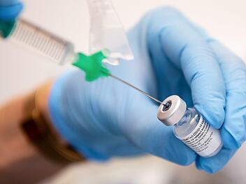 Das Kitzinger Impfzentrum hat die Priorisierung aufgehoben: Ab jetzt können sich alle Impfwilligen anmelden.