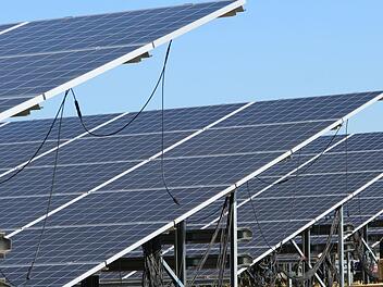 Der Gemeinderat Maßbach hat den Weg für einen neuen Solarpark geebnet. Foto: Heike Beudert