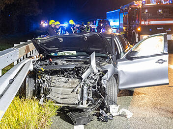 Unfall auf A73 bei Baiersdorf: Auto schleudert mehrmals gegen Leitplanke - Insassen verletzt