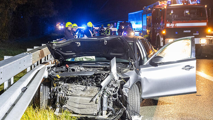 Unfall auf A73 bei Baiersdorf: Auto schleudert mehrmals gegen Leitplanke - Insassen verletzt