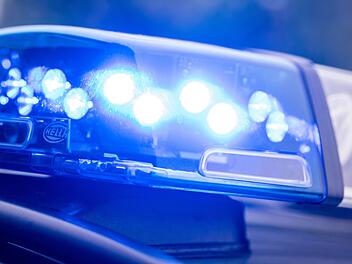 Ein Blaulicht leuchtet auf dem Dach einer Polizeistreife