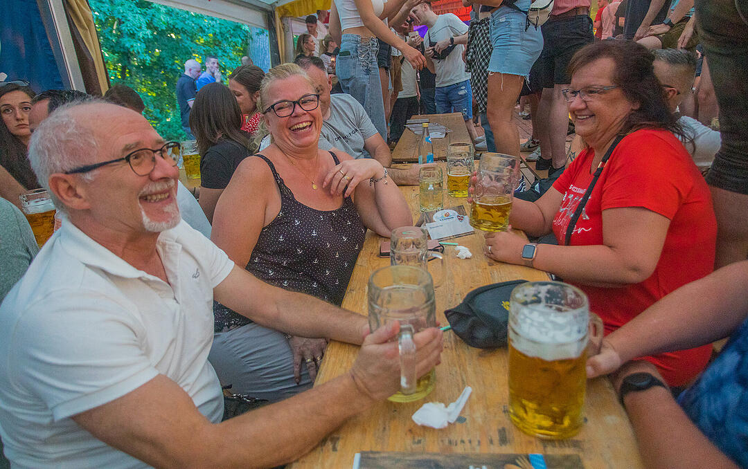 Musik im Festzelt gab es mit der Band "KLOSTERGOLD"