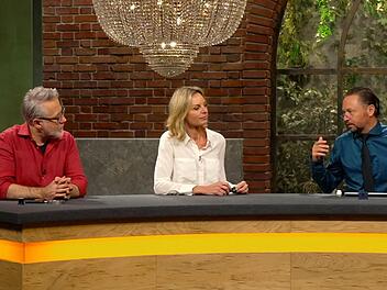 Schnell lief das Wettbieten auf ein Duell zwischen Susanne Steiger und Wolfgang Pauritsch hinaus. Als Steiger 1.200 Euro bot, sinnierte der Rivale: "Das ist eine Brosche, die man nur einmal im Leben sieht." Die Konkurrentin bestätigte: "Das ist ein Unikat."