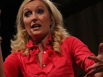 Die Liebe ist der Motor für das Leben, Doch Vegetarier und Rucksack-Träger sind keine "Vollstrecker", nichts für Monika Gruber.  Foto:  Josef Hofbauer