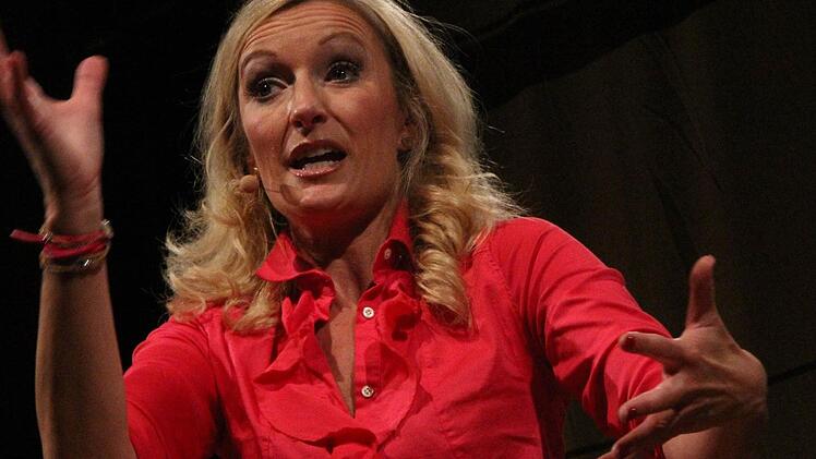 Die Liebe ist der Motor für das Leben, Doch Vegetarier und Rucksack-Träger sind keine "Vollstrecker", nichts für Monika Gruber.  Foto:  Josef Hofbauer