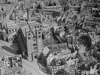 Ein Luftbild vom zerstörten Würzburg: Die Aufnahme stammt von Ende April 1945. Foto: Luftbilddatenbank Dr. Carls GmbH