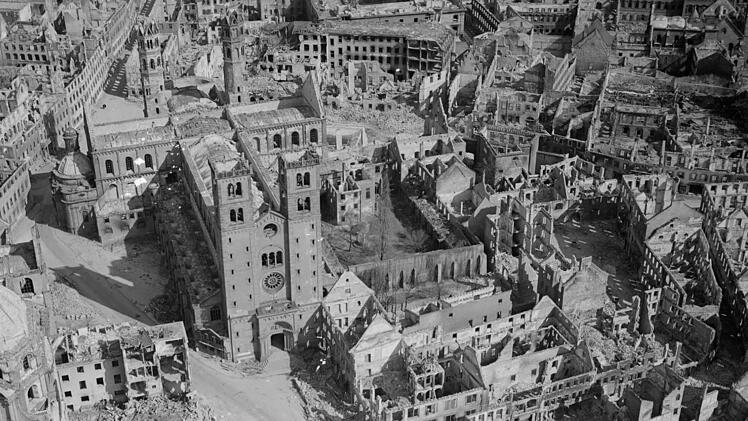 Ein Luftbild vom zerstörten Würzburg: Die Aufnahme stammt von Ende April 1945. Foto: Luftbilddatenbank Dr. Carls GmbH