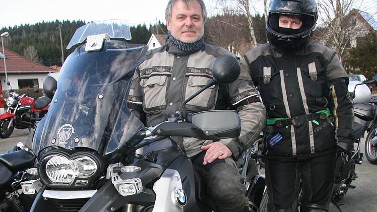Michael Porzel hat seine Frau Andrea immer auf dem Soziussitz. Die beiden kamen mit einer BMW R 1200 GS