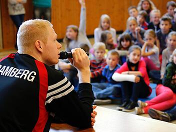 Die Geschichtsstunde wird zur Fragerunde: 100 Schüler und Schülerinnen aus Zapfendorf lauschen den Antworten von Brose-Baskets-Spieler Philipp Neumann.  Fotos: Matthias Hoch