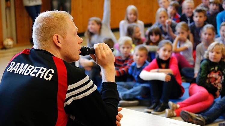 Die Geschichtsstunde wird zur Fragerunde: 100 Schüler und Schülerinnen aus Zapfendorf lauschen den Antworten von Brose-Baskets-Spieler Philipp Neumann.  Fotos: Matthias Hoch