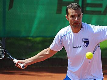 Christian Springer war in seinem Einzel zum Auftakt in der Tennis-Landesliga beim TV Haßfurt zwar nicht gänzlich chancenlos, hatte aber trotzdem mit 5:7 und 4:6 das Nachsehen.  Fotos: René Ruprecht