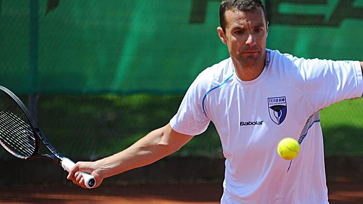 Christian Springer war in seinem Einzel zum Auftakt in der Tennis-Landesliga beim TV Haßfurt zwar nicht gänzlich chancenlos, hatte aber trotzdem mit 5:7 und 4:6 das Nachsehen.  Fotos: René Ruprecht