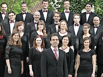 Am Sonntag, 4. Januar 2015, gibt das renommierte Vokalensemble Cantabile Regensburg unter der Leitung von Professor Matthias Beckert (vorne Bildmitte) um 18 Uhr in der Stadtpfarrkirche Haßfurt ein Konzert. Foto: Ulrike Langer