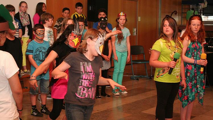 Das "Schnecken-Musical" stammt aus der Feder von Lehrerin Beate Dörres-Ehbauer. Zur Aufführung brachten es die Schüler der fünften und sechsten Klassen. Foto: Evi Seeger