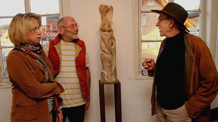 Künstler Florian Tully (rechts) beschrieb seine "Evaluna" aus Trachyt von Monte Grotto.