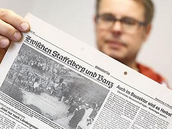 Matthias Einwag mit dem Artikel über eine Wiedervereinigungsfeier am 3. Oktober 1990: "Jetzt nur noch Ländergrenze". Foto: Hendrik Steffens