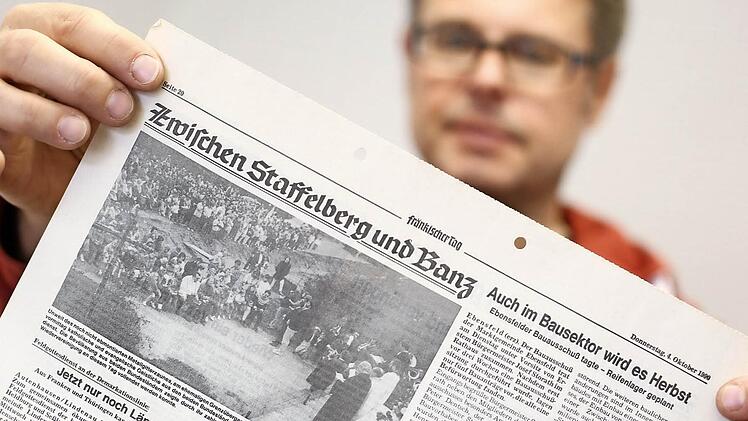 Matthias Einwag mit dem Artikel über eine Wiedervereinigungsfeier am 3. Oktober 1990: "Jetzt nur noch Ländergrenze". Foto: Hendrik Steffens